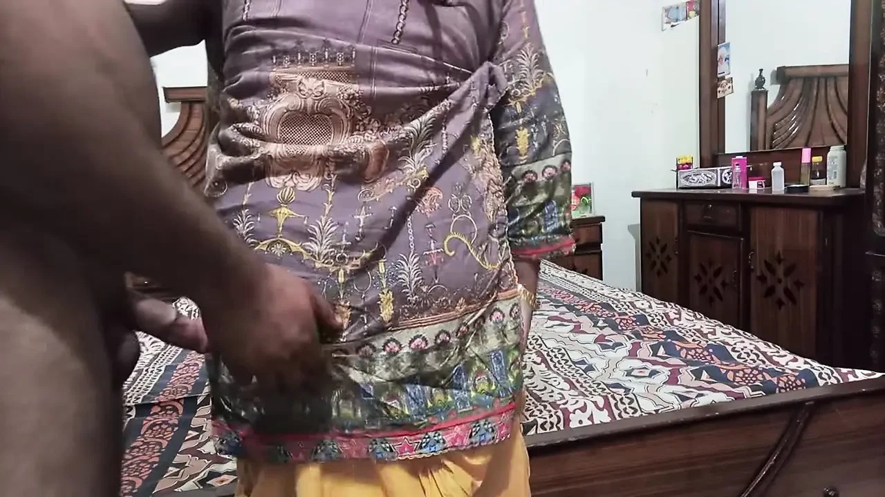 热辣的女大学生在课后做爱