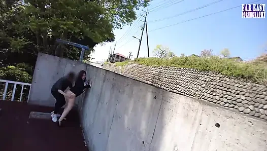 Mega kalçalar şaplak atılan ıslak güzellik arkadan çalışırken cesur bir teşhir randevusunda azdırıyor - bölüm 1