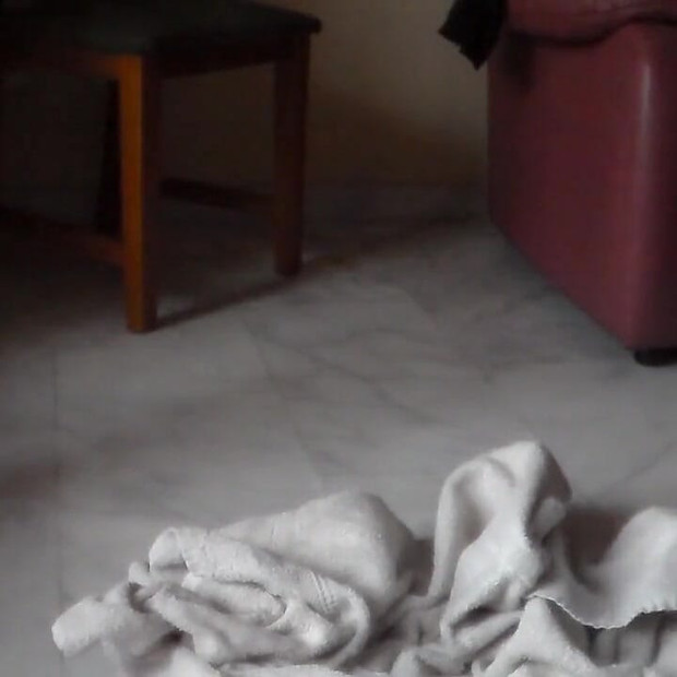 John piša po podu u dnevnoj sobi