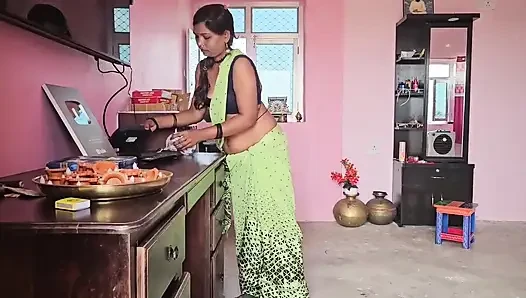 Chachi yanlışlıkla bhatija'sına çıplak fotoğraflar gönderdi, üvey oğlu onu sikiyor ve Hintçe seste bhatija tarafından sikiliyor