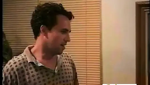 Herrin diszipliniert ihren neuen zahlenden kunden