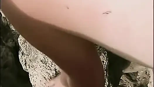 Cewek sange rambut merah lagi asik fingering memeknya di pantai liar