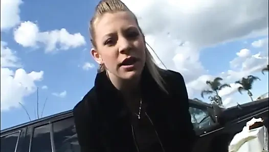 Junge schlampe mit kleinen titten fingert in ihrer muschi, während ein riesiger schwanz arsch sie fickt