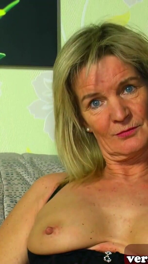 German mature housewife tries a solo masturbation casting | Clip 1