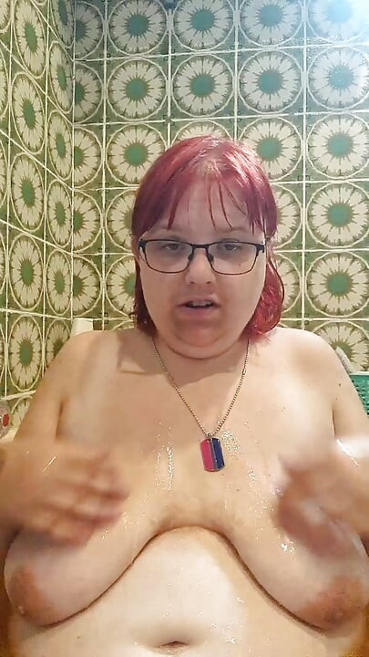 Krava muzara ponovno se oprala uživo na Cam4.