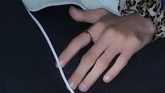 Aku lagi asik muasin diriku sendirian di film porno sampai muasin diriku sendirian