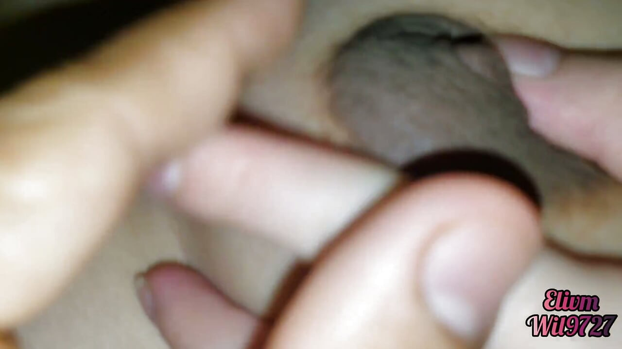 XXX Desi A sobrinha da minha esposa me deixa brincar com sua buceta quando ela vem visitar ela sobe na minha cama