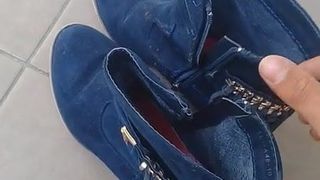 Gf's suede bleu boots pissing