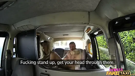 Female Fake Taxi - татуированная чувак дает водителю камшот на лицо для оплаты проезда