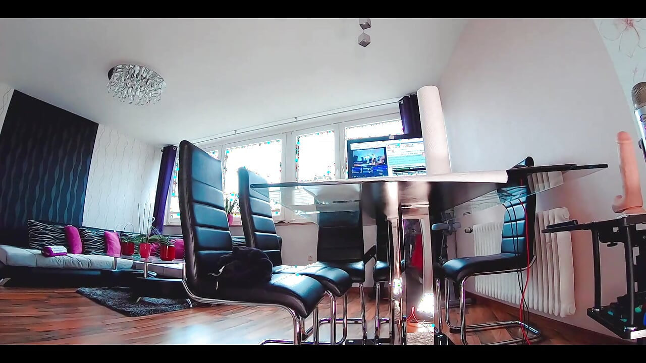 Jovencita con grandes tetas prepara su pequeño coño para sexo duro