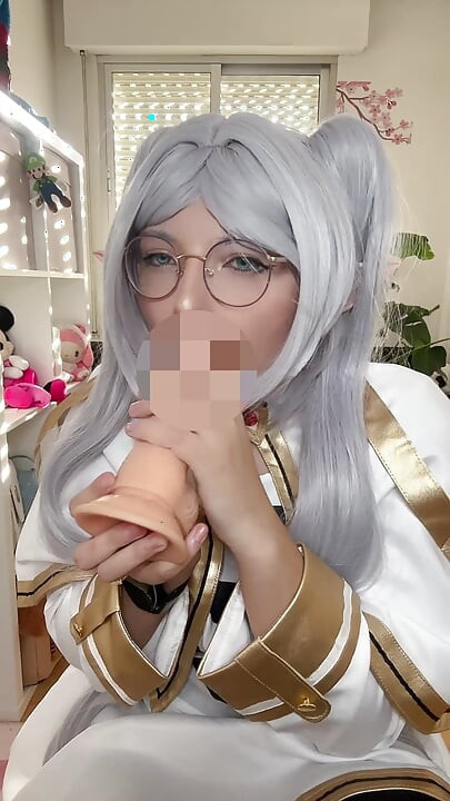 Frieren 现实生活中成人动漫角色扮演女孩口交