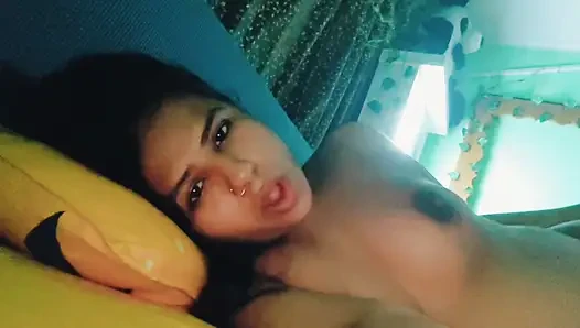Azgın evli kadın latika kiss romantizmi