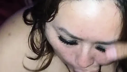 Istri bermain dengan dirinya sendiri sambil mengisap kontol