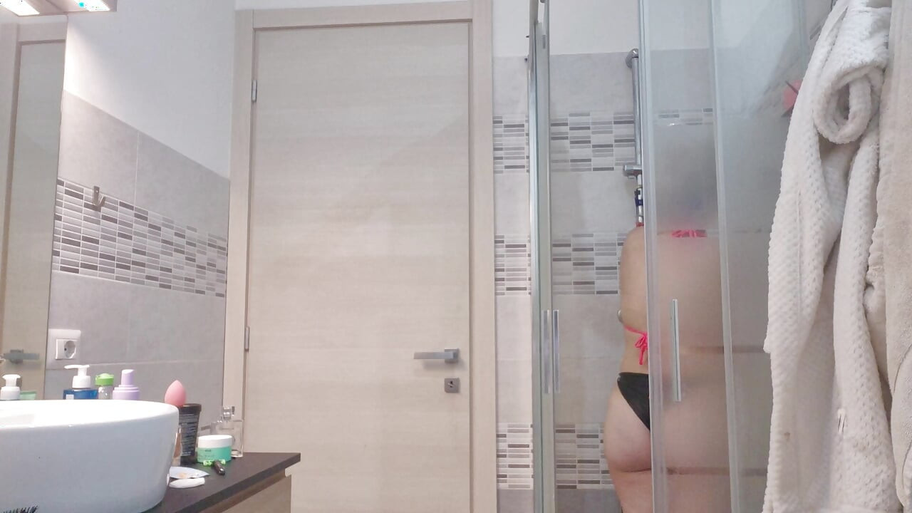 シャワーの中で熱くて濡れてセクシー
