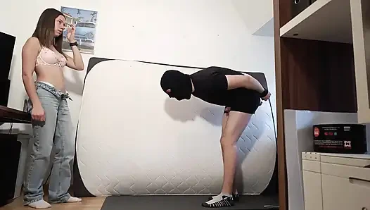 Cewek itu ngacurkan pelerku dan aku nggak berdaya