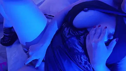 Mavi ışık altında ateşli latin orta yaşlı seksi kadın oral seks yapıyor, dildo mastürbasyonu ve orgazm ile sulu sıvılar