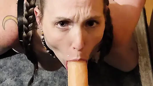 Ich sauge einen 9-zoll-dildo und spiele damit doggystyle und missionarsstellung