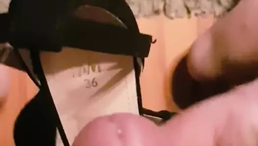 Siyah topuklu ayakkabılar boşalıyor # 2