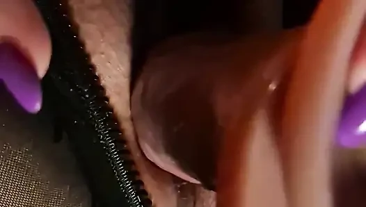 Aku lagi asik muasin memeknya pakai mainan seks favoritku