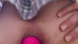 Femboy用巨大的粉红色肛塞张开她的小穴。