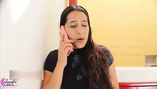 Мне приходится лежать в одной кровати с мачехой, и мы в итоге занимаемся сексом, пока она не приготовит Creampie — порно на английском