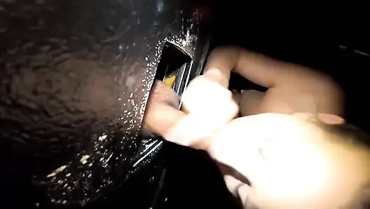 Geile ehefrau bekommt schwanz an bar und gloryhole Dann harter sex mit ehemann