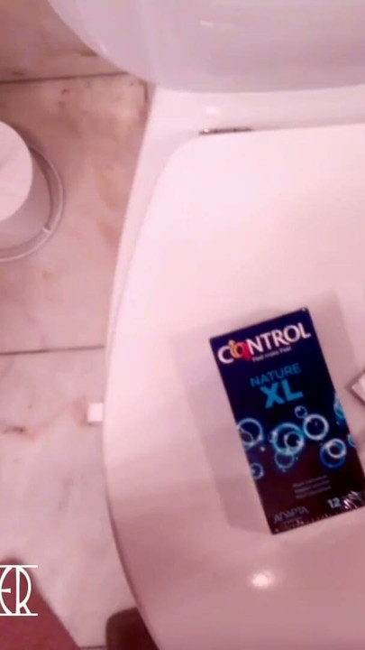אוננות איטית בקונדום XL! גמירה עבה וענקית גונחת בקול רם! | קליפ 1