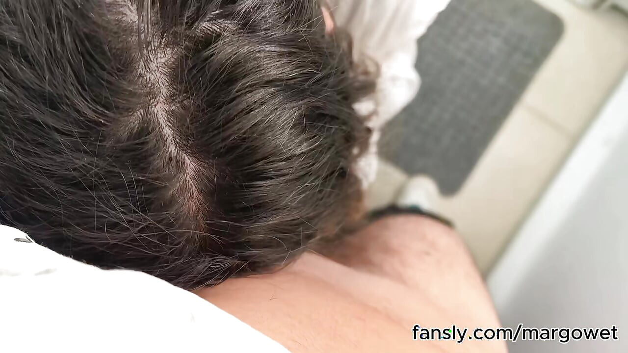 Besétáltam a barátnőmhöz, aki felpróbált egy ruhát - gyors öltöző szopás POV cumshot a szájban
