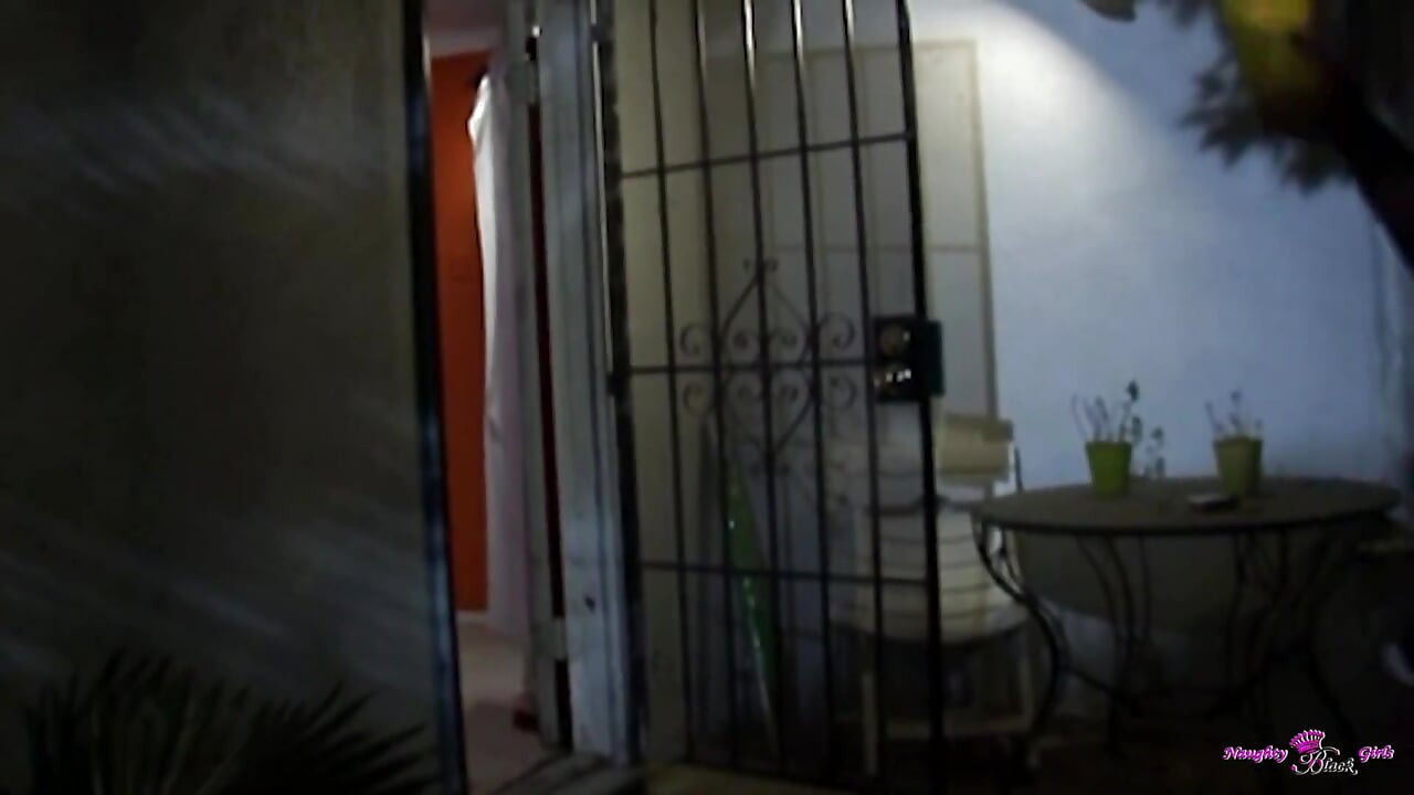 Excitat bisexual orgie se scufundă în poziții de pe față și misterios diverse metode de lins de pizdă.