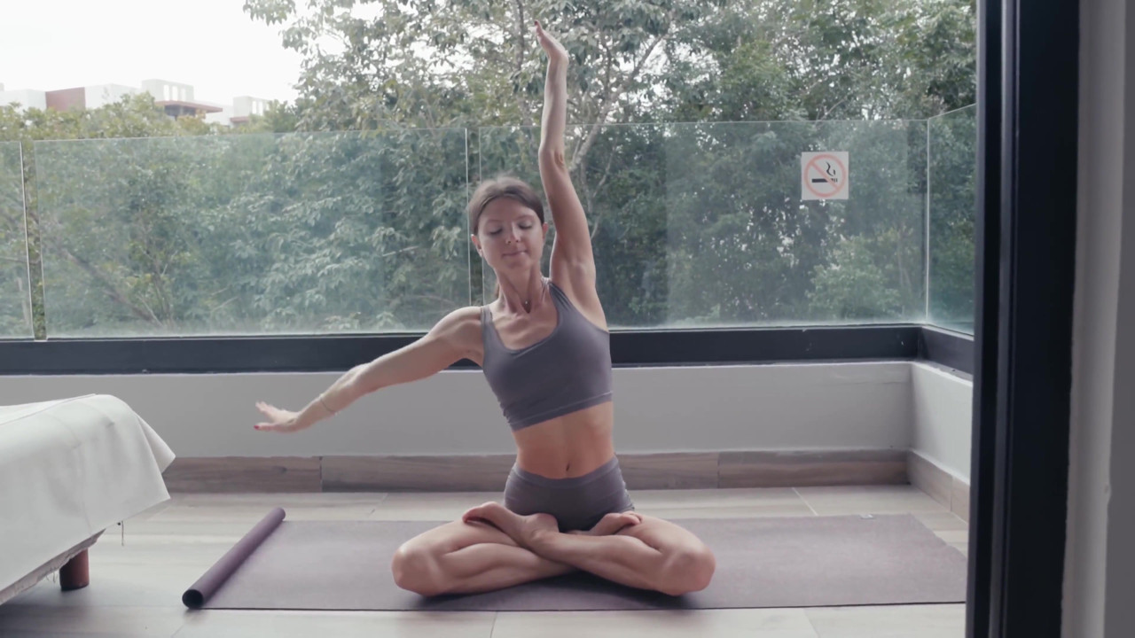 バルコニーでの裸のヨガ