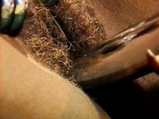 Una ragazza ebano infila un enorme dildo nella fica della milf bionda