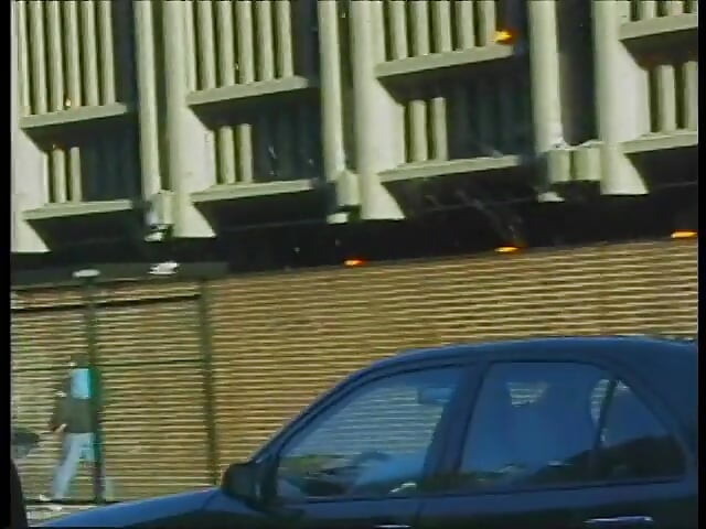 Commuter ruiva carpools com creep que a rebaixa em carro no trânsito da cidade