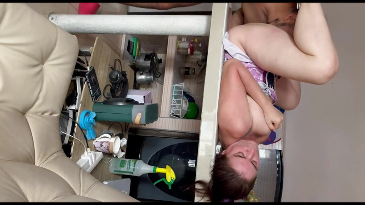 ELA SE MASTURBA EM CIMA DA SALA DE JANTAR E OS CHORROS CONTINUAM CONTINUAM CONTINUE NÃO PARE
