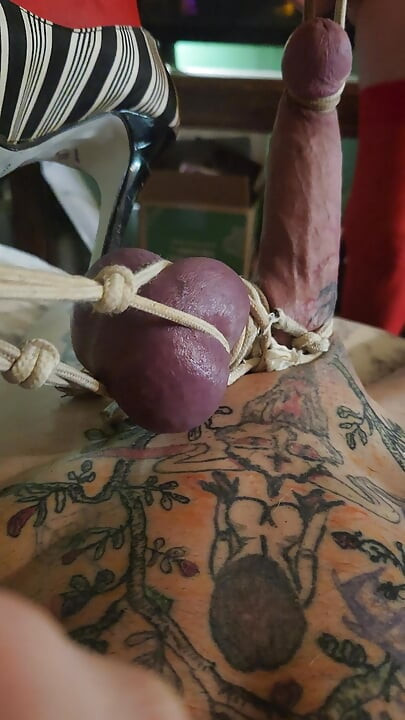 グッドガールが夫の睾丸とペニスを天井の滑車に縛る pt2