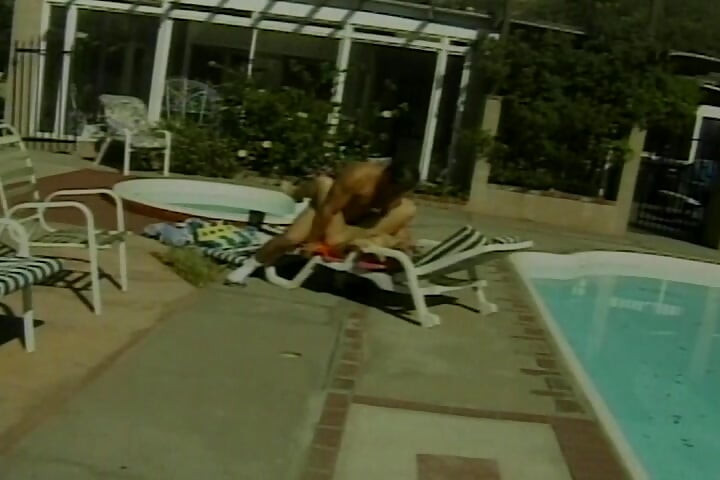 Perfeita loira gata recebe um facial depois de foda ao ar livre na piscina