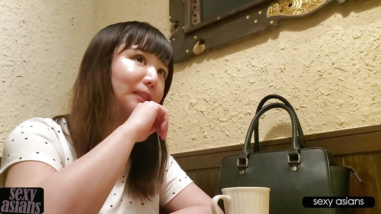 Despertar da curiosidade. Esposa com cara de bebê cai para mãos macias novamente