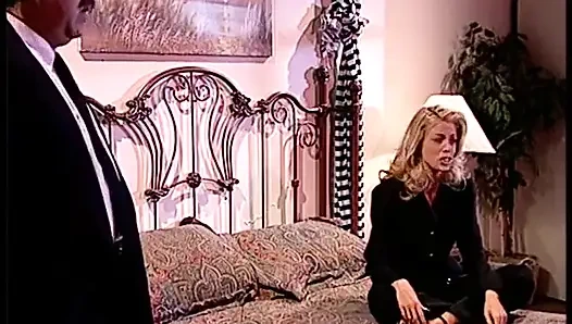 Блондинка с силиконовыми сиськами соблазняет толстого чувака