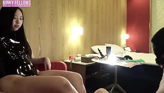 Dominasi perbudakan beludru: nyonya melengkung memimpin mainan bermain M untuk cumshot di mulut