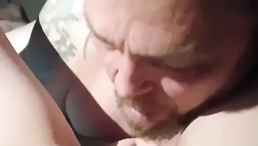 Атласная дама обожает, когда Jrock лижет эту киску