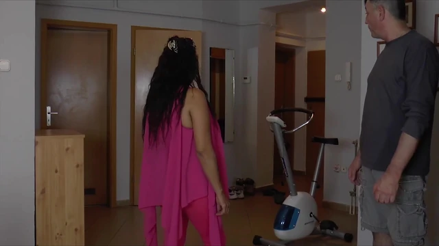 Fuellige geile Milf wird vor der Kamera gebumst