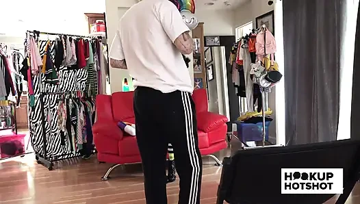 BTS - das kurvige schätzchen Ariana Aimes wird hinter den kulissen geheckt und ausgezogen!