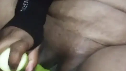 Savita si tante seksi india lagi asik muasin memeknya pakai 12 tinta