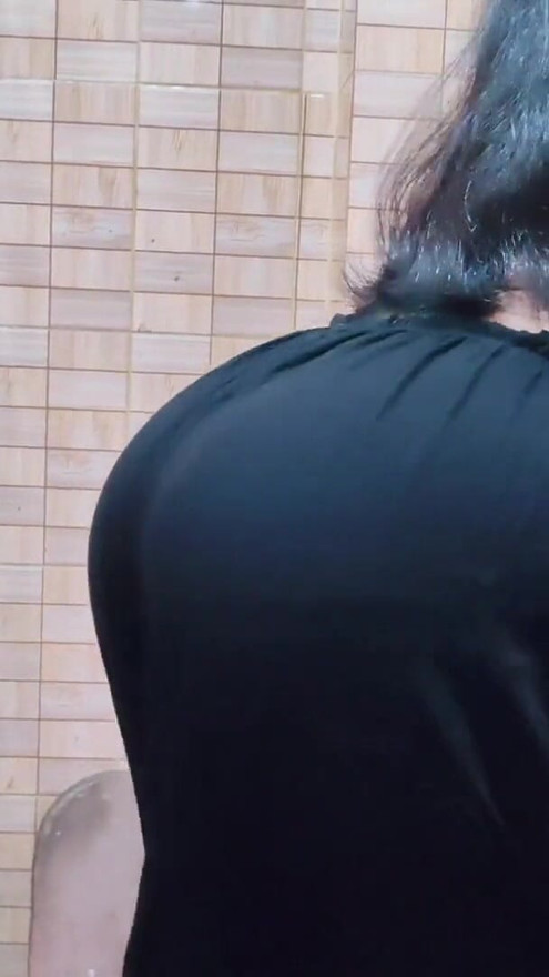 부엌에서 섹시한 몸매의 핫한 소녀. | 클립 1