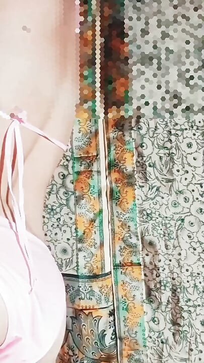 Fată desi piya cu dans acasă în bikini