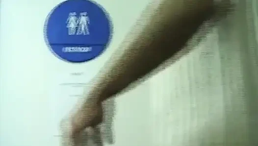 Ateşli esmerin kıllı tek başına parmaklama ve buharlı lezbiyen üçlü seks