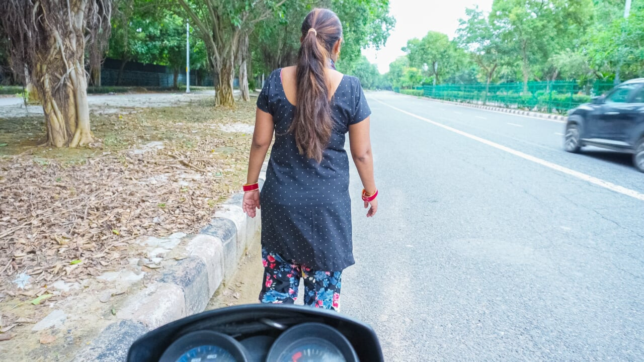 Desi prostitute- (Dhandhe wali) bhabhi dealing for Fuck with Client on road, she fucked by him in Doggystyle with HINDI Audio.