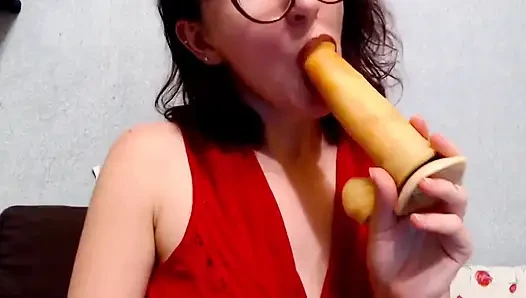 Горячая девушка сосет твой большой член