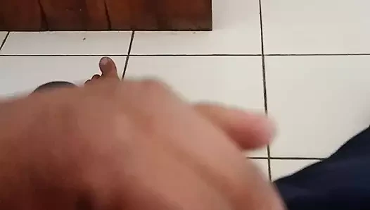 Sandalyedeki yarağı salla