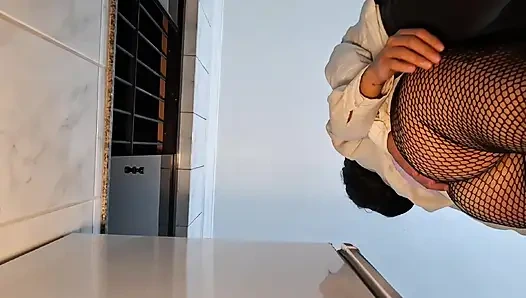 Eksekutif ditampar dan pantatnya ditembus di kantor.