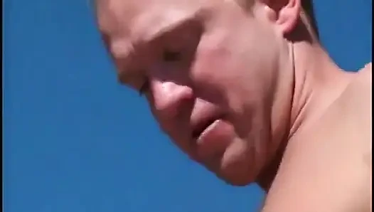 Hitchy blondine wird geil, als ihr arschloch im freien mit schwanz gepumpt wird